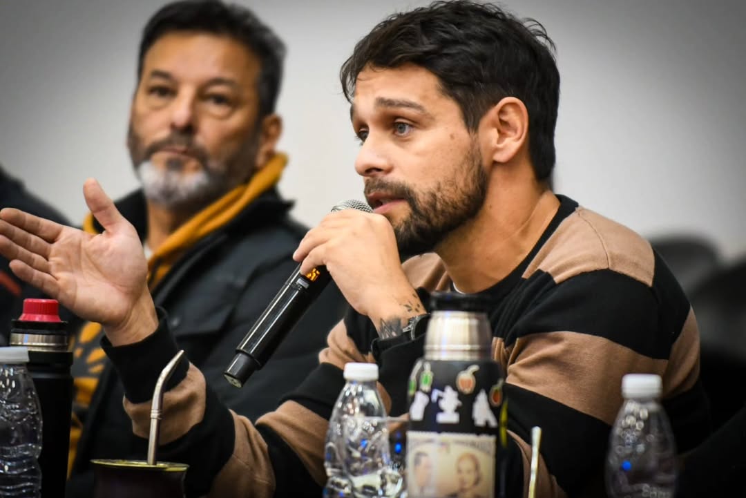 Esta foto muestra dos modelos de hacer política.Mientras el gobierno provincial intenta ordenar.heic